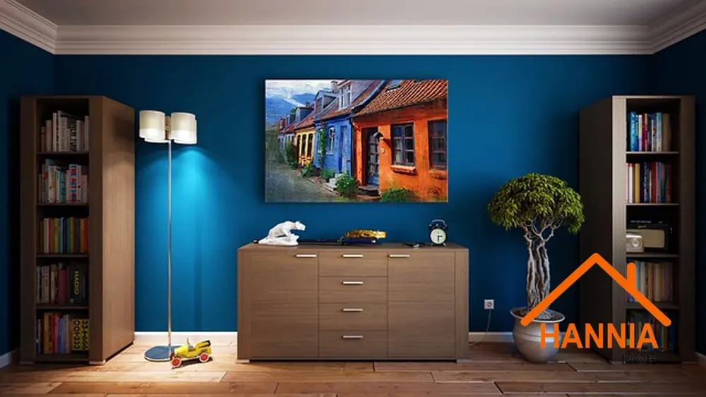 Ambiente con pared azul, aparador y biblioteca