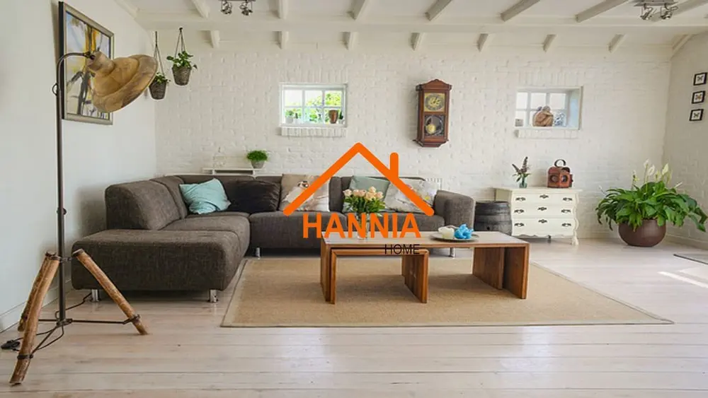 Sala con sillón gris, alfombra y mesa ratona de madera