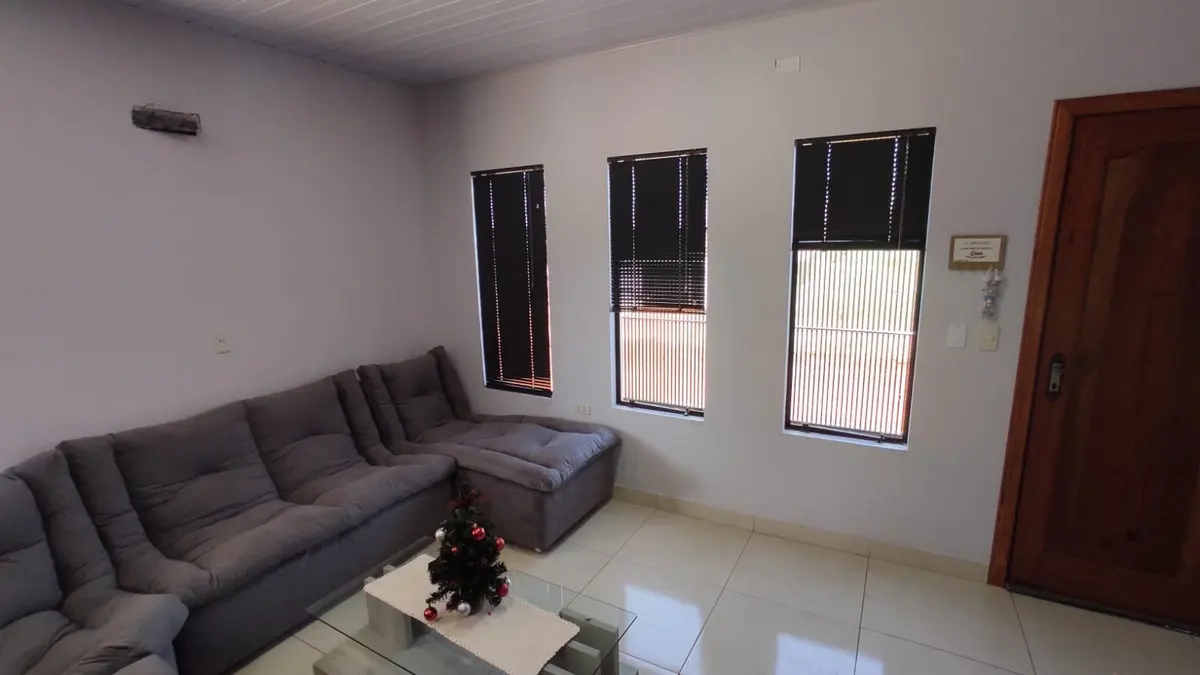 Persiana horizontal de aluminio gris en una sala de estar