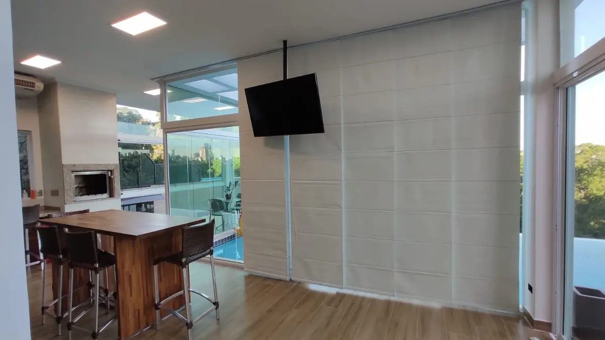 Panel oriental antisolar en un comedor