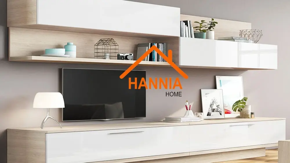 Mueble a medida para televisor con vitrinas, en tonos claros