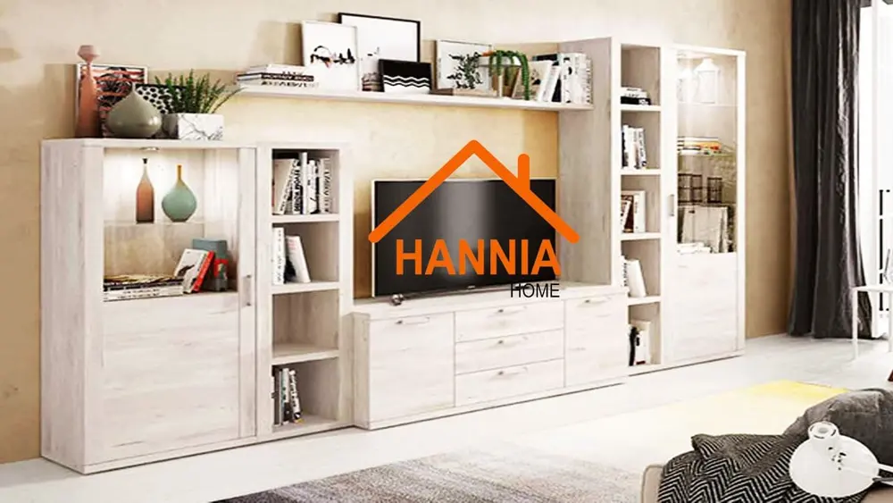Mueble para televisor con vitrinas y estantes de madera clara