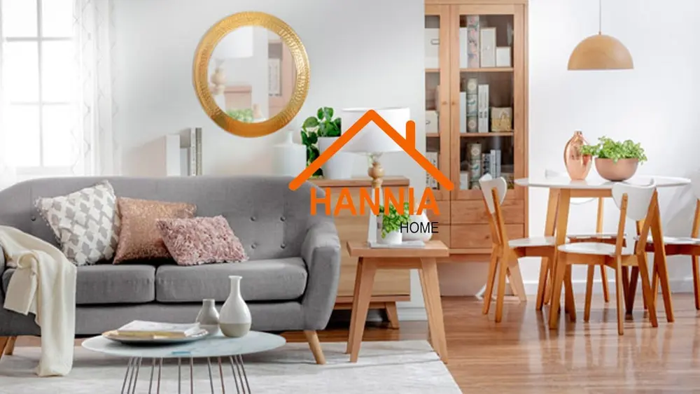 Sala y comedor con sillón gris y mueble de madera