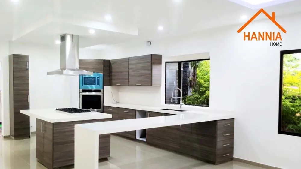 Cocina remodelada con muebles oscuros y mesada blanca
