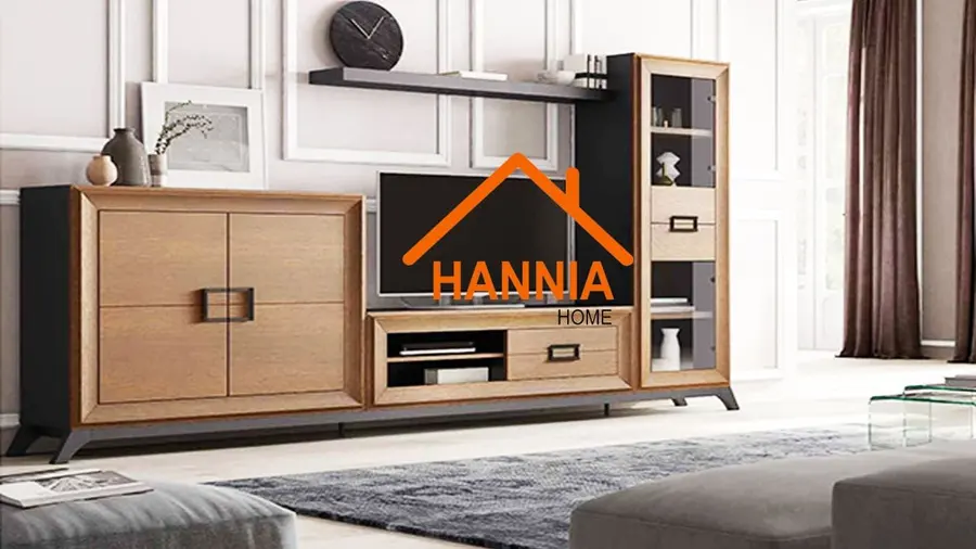 Mueble a medida para televisor con puertas de madera y estantes