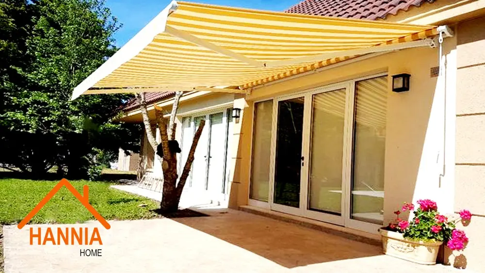 Toldo de lona sobre una galería con ventanales