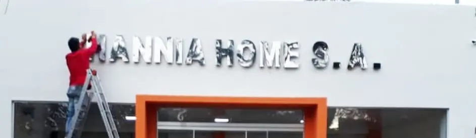 Colocación del cartel «Hannia Home S.A.» en la fachada del local